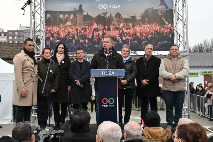 Magyar Péter és a Tisza képviselőjelöltjei – Fotó: Alföldi Dániel István / Telex