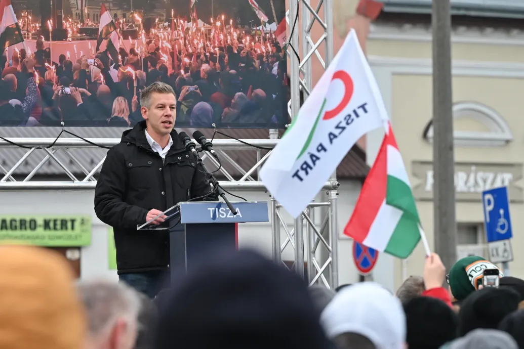Magyar Péter Kádár Viktornak és közpénzek Drakulájának nevezte Orbánt Nyíregyházán