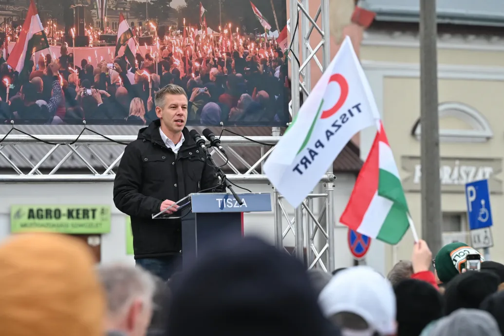 Magyar Péter Kádár Viktornak és közpénzek Drakulájának nevezte Orbánt Nyíregyházán – Forrás: Telex.hu