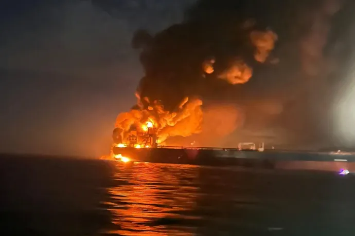 Kigyulladt egy olajszállító, egy másik megsérült a Fekete-tengeren, az ukránok szerint ők lőtték ki az orosz tankereket