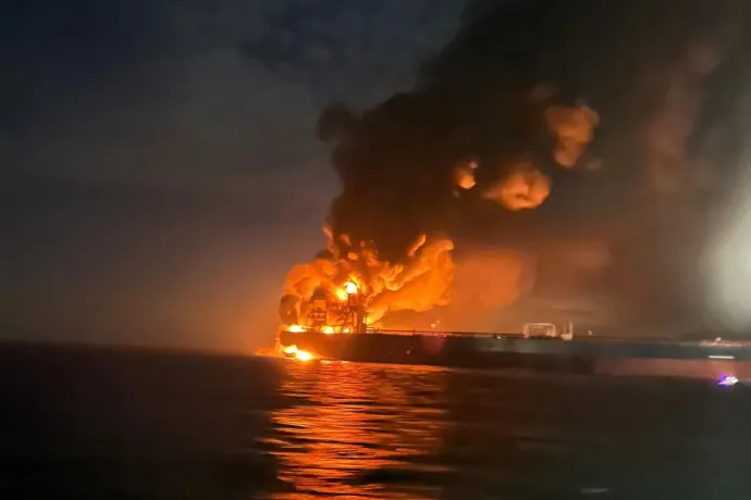 Kigyulladt egy olajszállító, egy másik megsérült a Fekete-tengeren, Ukrajna szerint ők lőttek ki orosz tankereket