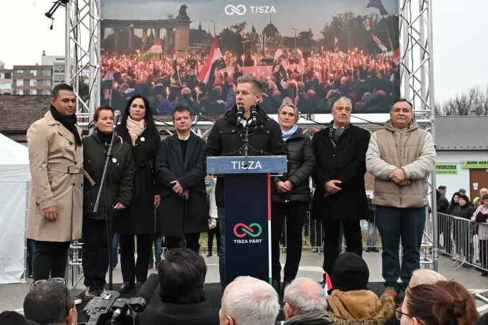 Magyar Péter és a Tisza Szabolcs-Szatmár-Bereg megyei képviselőjelöltjei a párt nyíregyházi rendezvényén – Fotó: Alföldi Dániel István / Telex
