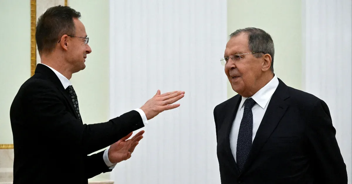 Szijjártó: A magyar kormánynak nincs szüksége engedélyre, hogy külföldön tárgyaljon