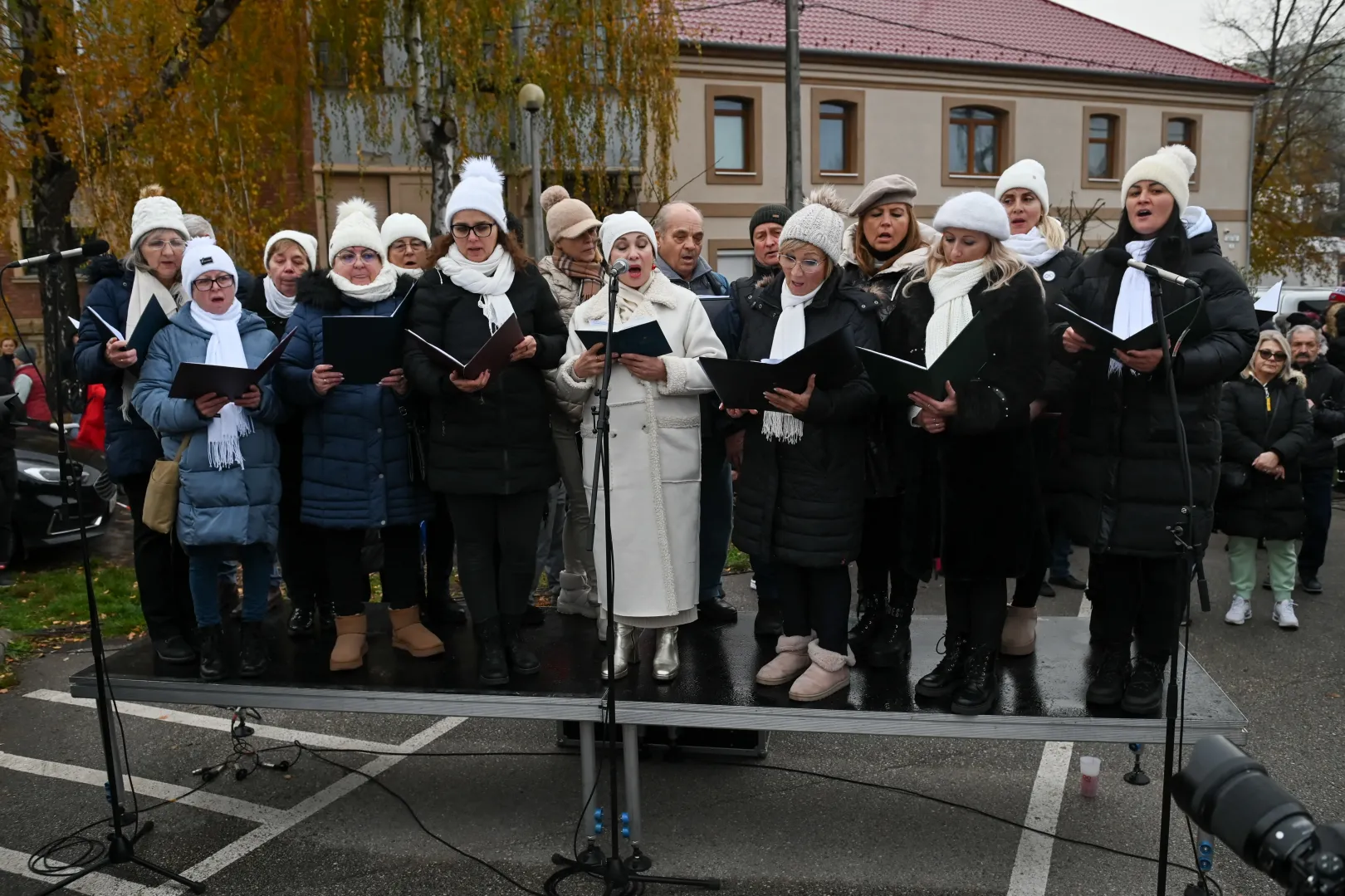 Rost Andrea és a kórus – Fotó: Alföldi Dániel István / Telex