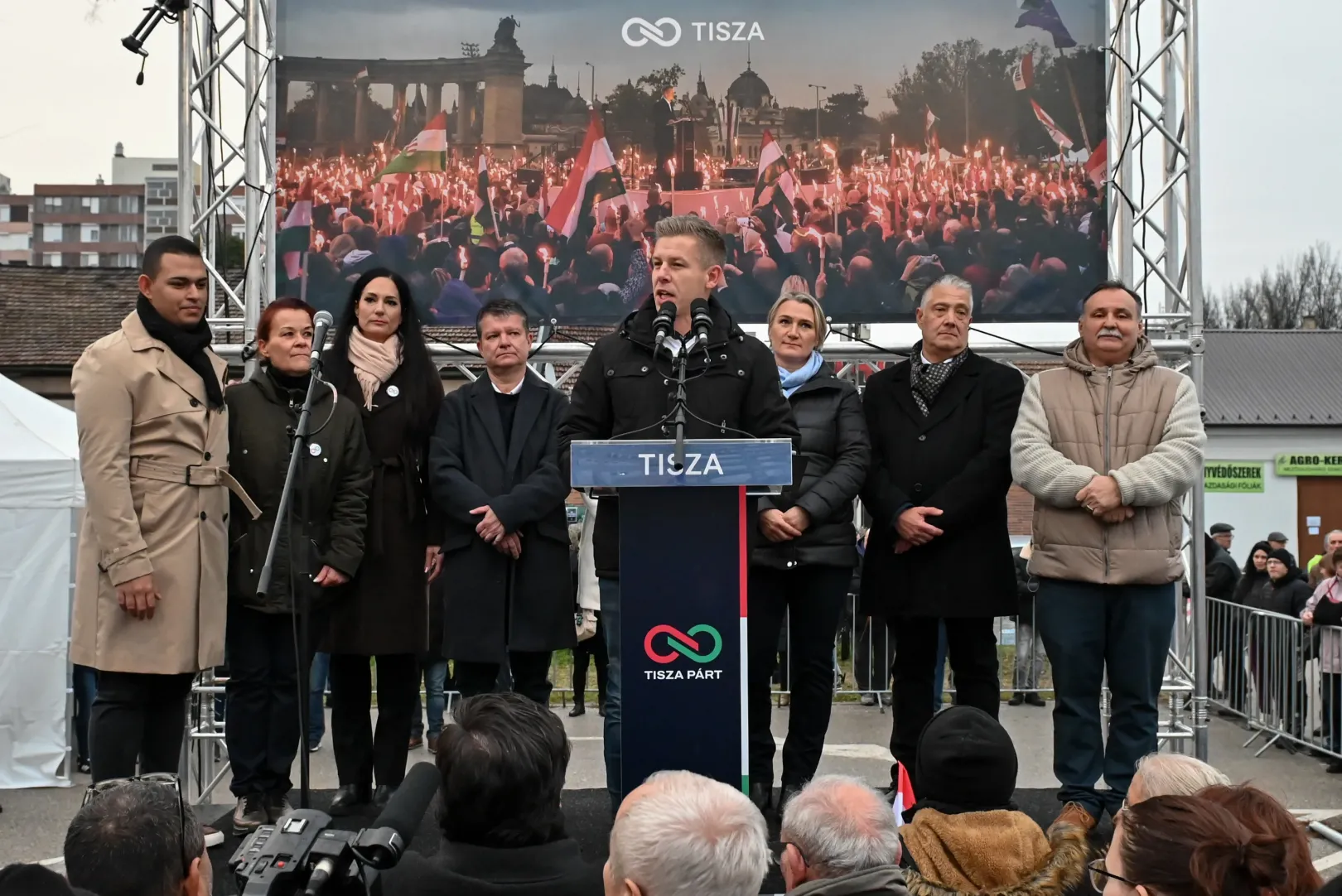 Magyar Péter és a Tisza Párt Szabolcs-Szatmár-Bereg megyei képviselőjelöltjei – Fotó: Alföldi Dániel István / Telex