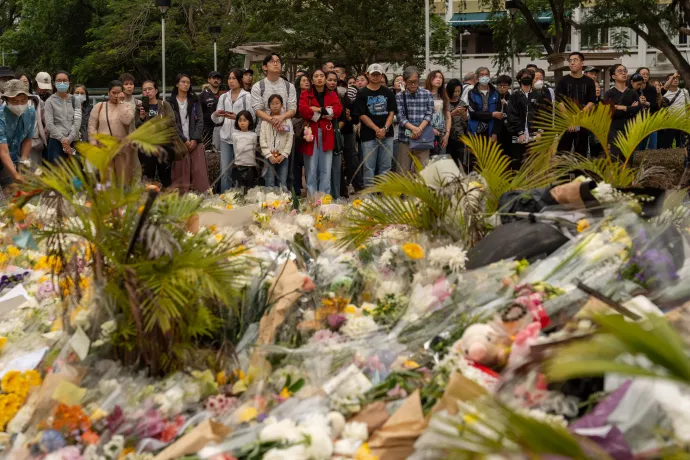 Virágok a kigyulladt hongkongi toronyházaknál, 2025. november 30-án. Fotó: Anthony Kwan / 2025 Getty Images