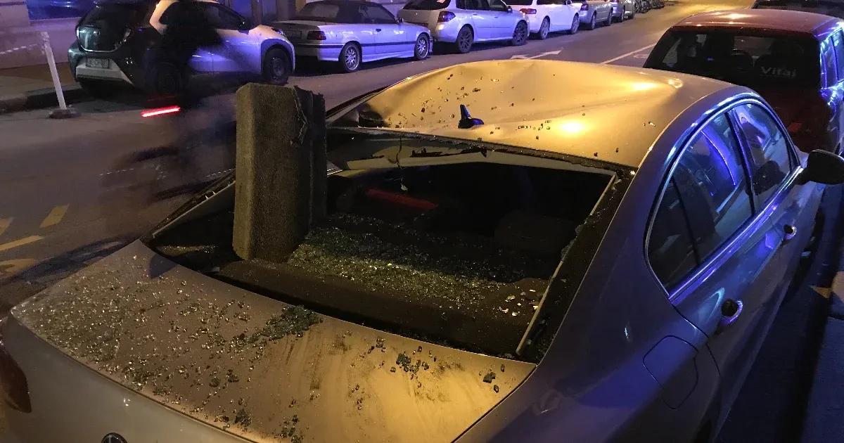 Lezuhant egy kőkorlát darabja egy Dohány utcai házról, belecsapódott egy Volkswagenbe