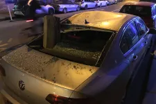 Lezuhant egy kőkorlát darabja egy Dohány utcai házról, belecsapódott egy Volkswagenbe