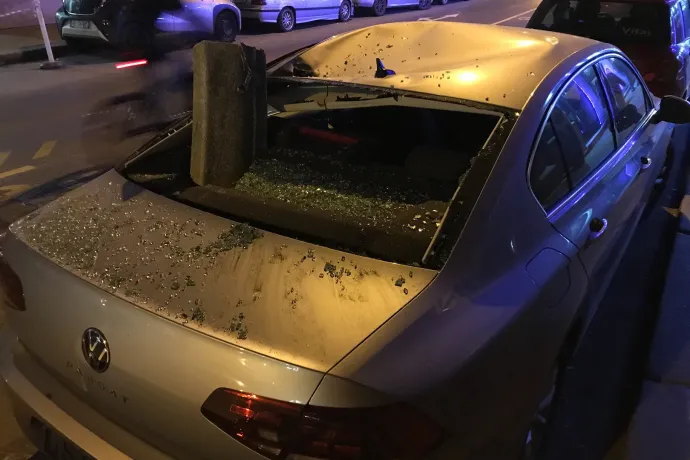 Lezuhant egy kőkorlát darabja egy Dohány utcai házról, belecsapódott egy Volkswagenbe