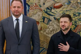 Pótolhatatlanná tette magát Zelenszkijnél, a házkutatás után lemondott, de az elnök még nem mentesült a politikai tehertől