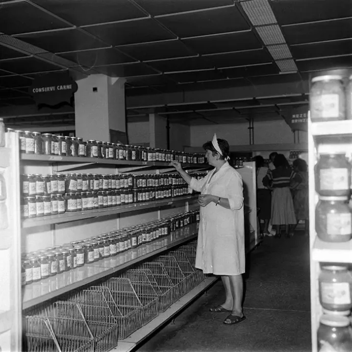 Szokásos bolti látvány a nyolcvanas években: az áruhiányt azzal palástolták, hogy a polcok szélén fölsorakoztattak pár befőttes üveget vagy konzervet – Fotó: Minerva Fotóarchívum