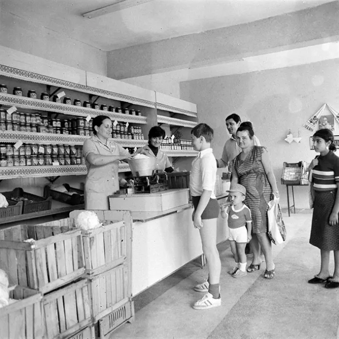 Zöldségesbolt (aprozar) a 80-as években – Fotó: Minerva Fotóarchívum
