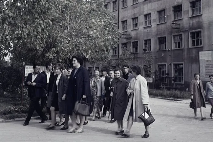 Engedelmesség és csendes dac között: hogyan éltek az emberek a diktatúrában