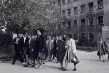 Engedelmesség és csendes dac között: hogyan éltek az emberek a diktatúrában