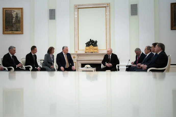 Orbán Viktor és Vlagyimir Putyin találkozója a moszkvai Kremlben 2025. november 28-án. Balról Lázár János építési és közlekedési miniszter és Szijjártó Péter külgazdasági és külügyminiszter, jobbról Szergej Lavrov orosz külügyminiszter, Alekszandr Novak orosz energiaügyekért felelős miniszterelnök-helyettes és Jurij Usakov, az orosz elnök külpolitikai tanácsadója – Fotó: Fischer Zoltán / Miniszterelnöki Kommunikációs Főosztály / MTI