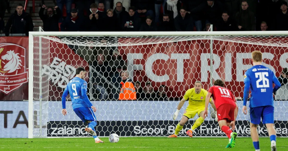 Kapu fölé panenkázta a tizenegyest az ír csatár, aki három gólt a magyar válogatottnak a vb-selejtezőn