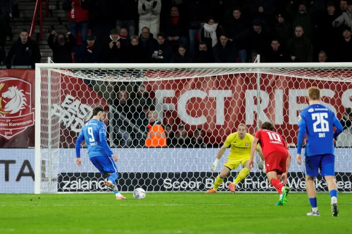 Kapu fölé panenkázta a tizenegyest az ír csatár, aki három gólt lőtt a magyar válogatottnak a vb-selejtezőn