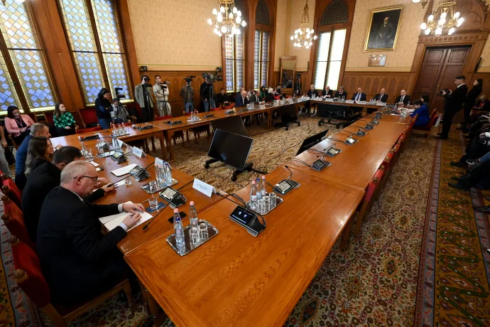 Üres ellenzéki helyek a meghallgatáson – Fotó: Bődey János / Telex