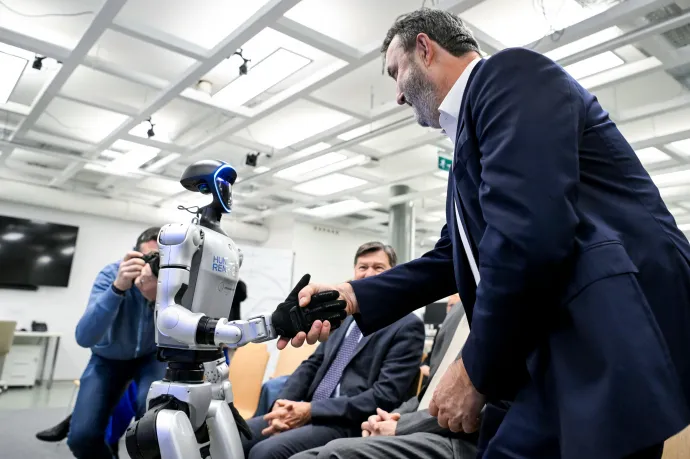 Palkovics szerint ha a magyarok képesek autót gyártani, akkor a humanoid robotokkal is tudunk foglalkozni