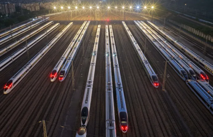 Nagysebességű vonatok a kínai Nanking egyik pályaudvarán 2025. október 10-én – Fotó: CFOTO / Future Publishing / Getty Images