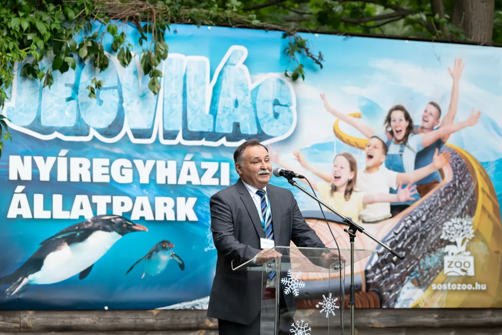 Gerinctelen puhatestűhöz hasonlítja Gajdos Lászlót, a Nyíregyházi Állatpark igazgatóját a fideszes megyei lap