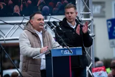 Gerinctelenekhez, puhatestűekhez hasonlítja Gajdos Lászlót, a Nyíregyházi Állatpark igazgatóját a fideszes megyei lap