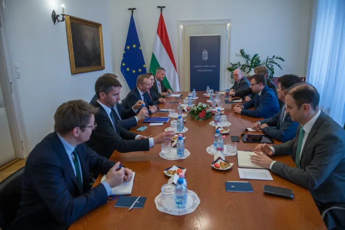 Piotr Serafin, az Európai Bizottság költségvetésért, csalás elleni küzdelemért és adminisztrációért felelős biztosa (balról a negyedik), valamint Bóka János európai ügyekért felelős miniszter (jobbról a harmadik) találkozója 2025. december 1-én Budapesten – Fotó: Isza Ferenc / Európai Bizottság / Európai Unió