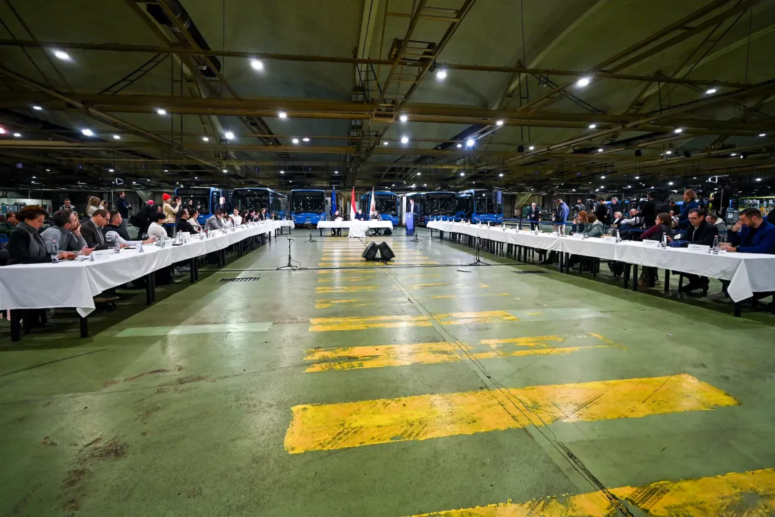 „Nem fogunk letérdelni, hogy visszadják a pénzünket” – rendkívüli közgyűlést tartottak a kelenföldi buszgarázsban