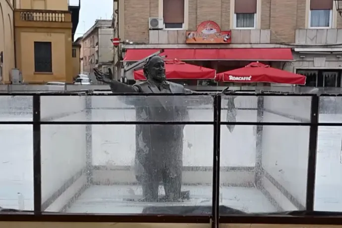 Az olasz kisváros főterén állt Pavarotti szobra, de ez nem zavarta az oda korcsolyapályát építőket