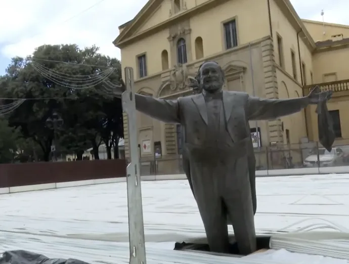 A szobor a pálya építésekor – Forrás: Tv Centro Marche / YouTube