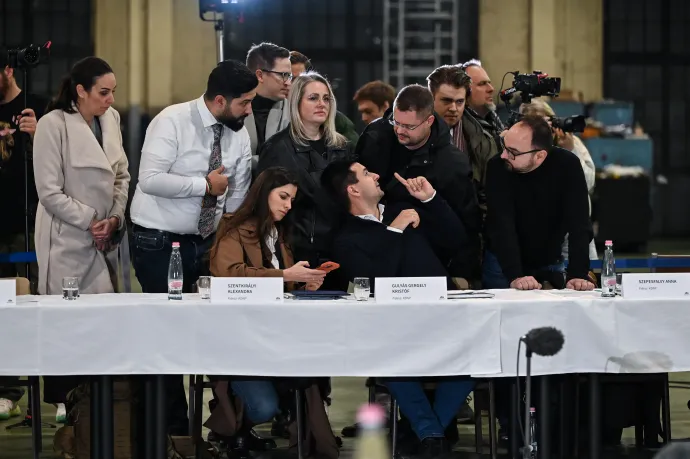 A Fidesz-frakció tanácskozik a szavazás előtt a kihelyezett közgyűlésen – Fotó: Alföldi Dániel István / Telex