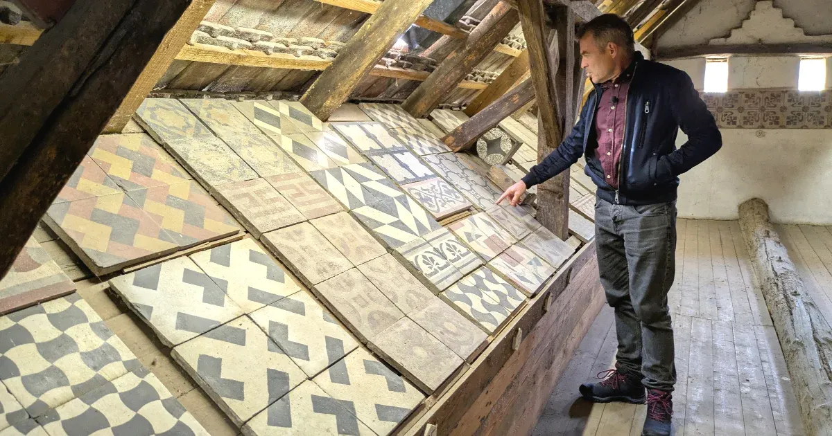 Antik cementlapokkal kereskedett, egyedülálló ipartörténeti gyűjteményt állított össze a legismertebb pécsi holland