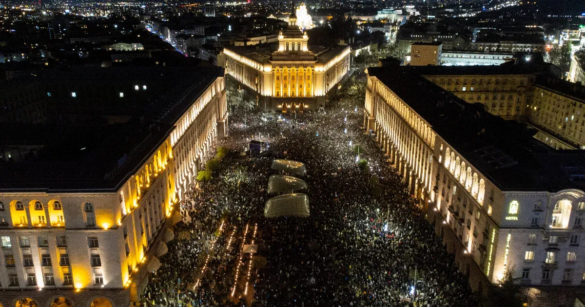 „Jön a Z generáció” – tízezrek tiltakoztak a kormány és a korrupció ellen Bulgáriában