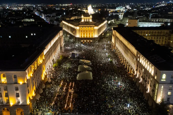 „Jön a Z generáció” – tízezrek tiltakoztak a kormány és a korrupció ellen Bulgáriában