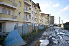 Lakhatási válság Székelyföldön: tíz éve az enyészeté egy szociális tömbház Gyergyó központjában