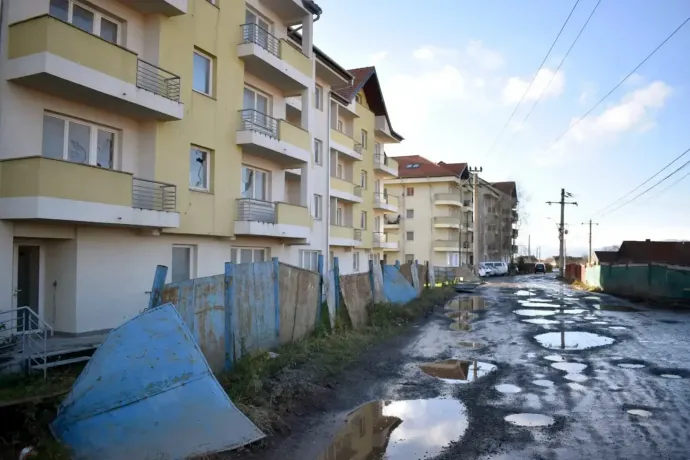 Lakhatási válság Székelyföldön: tíz éve az enyészeté egy szociális tömbház Gyergyó központjában