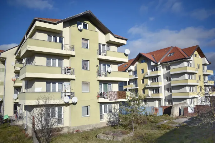 Az üresen álló sárga épületet, amit több mint tíz éve nem adtak át a közösségnek, már többször kifosztották, megrongálták – Fotó: Tőkés Hunor / Transtelex