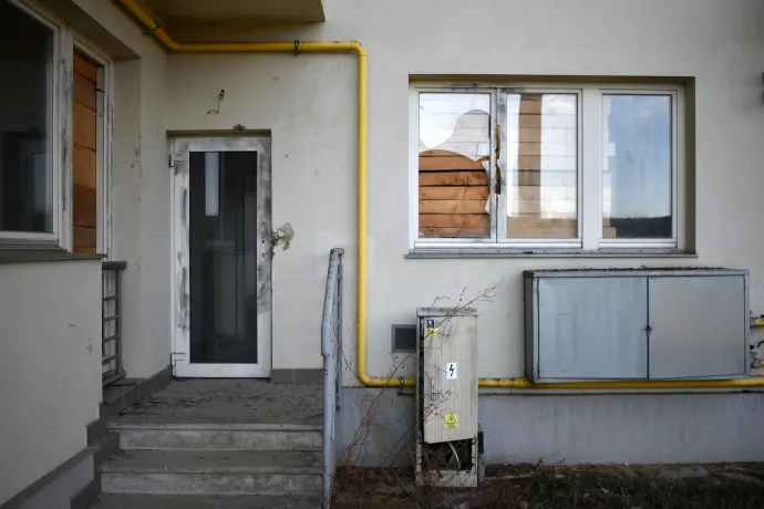 Az üresen álló sárga épületet, amit több mint tíz éve nem adtak át a közösségnek, már többször kifosztották, megrongálták – Fotó: Tőkés Hunor / Transtelex