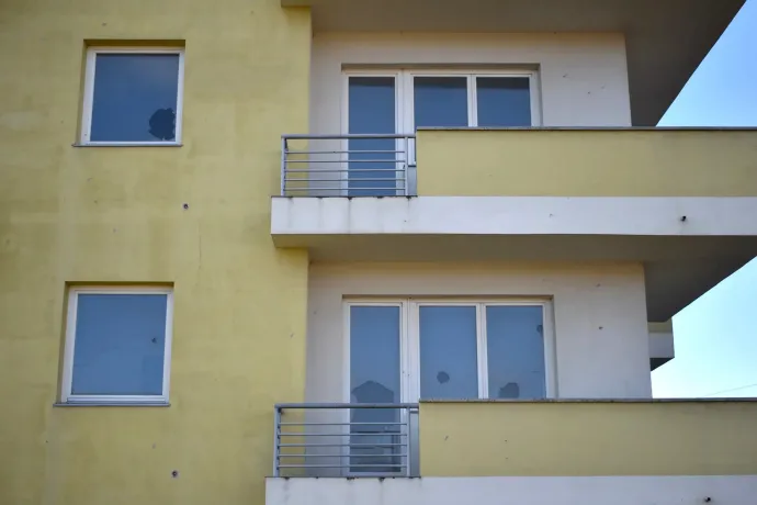 Az üresen álló sárga épületet, amit több mint tíz éve nem adtak át a közösségnek, már többször kifosztották, megrongálták – Fotó: Tőkés Hunor / Transtelex