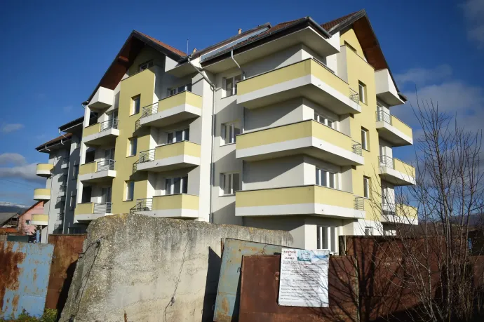 Az építési tábla és az Iris munkáskonténere a sárga tömbház udvarán – Fotó: Tőkés Hunor / Transtelex