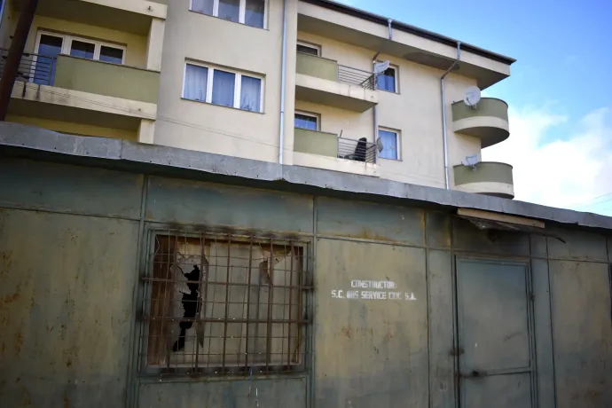 Az építési tábla és az Iris munkáskonténere a sárga tömbház udvarán – Fotó: Tőkés Hunor / Transtelex