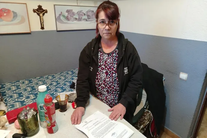 Hanzi Klára mutatja a prefektusi levelezését – Fotó: Tőkés Hunor / Transtelex