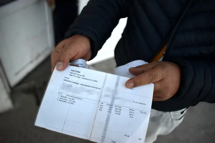 Egy bérlő mutatja a 2022-es számláit, amiket állítása szerint kifizetett, de az önkormányzat másképp vélekedik erről – Fotó: Tőkés Hunor / Transtelex