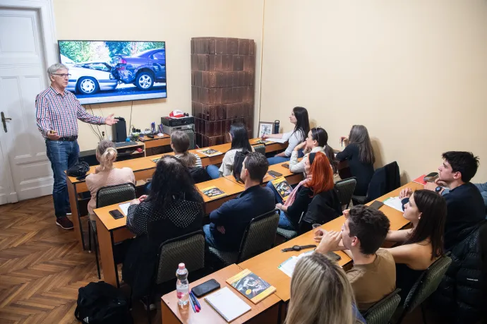 Pető Attila KRESZ-oktatáson egy budapesti autósiskolában – Fotó: Bődey János / Telex