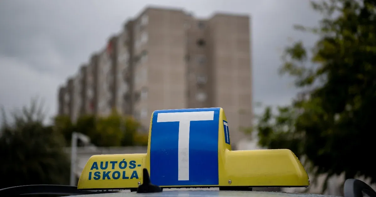 Összeférhetetlenségi vádak miatt áll a bál az autós vizsgáztatás körül