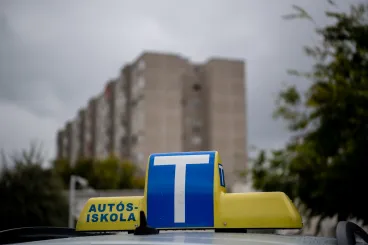 Összeférhetetlenségi vádak miatt áll a bál az autós vizsgáztatás körül