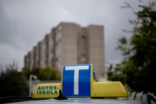 Összeférhetetlenségi vádak miatt áll a bál az autós vizsgáztatás körül