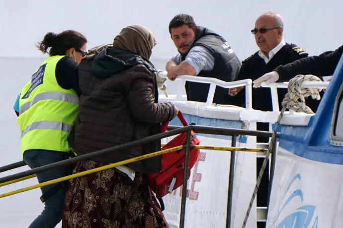 Csak a kiutasított migránsok visszafogadásában együttműködőknek adna kereskedelmi előnyöket az EU