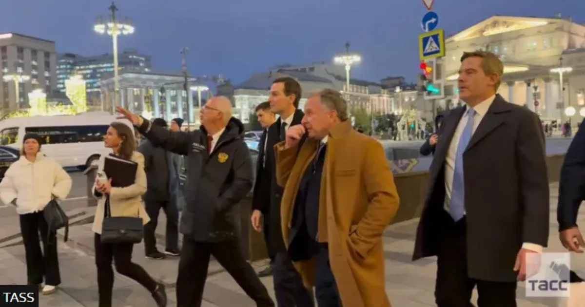 Trump barátja és veje gyalog ment a Kremlbe az ukrajnai békéről tárgyalni, Putyin hosszan várakoztatta őket