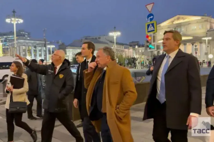 Trump barátja és veje gyalog ment a Kremlbe az ukrajnai békéről tárgyalni, Putyin hosszan várakoztatta őket